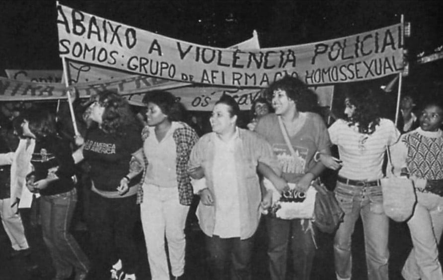 Mulheres lésbicas no Ato de 13 de junho de 1980 contra os rondões do delegado José Wilson Richetti. Acervo James Green/ Reprodução Memorial da Resistência
